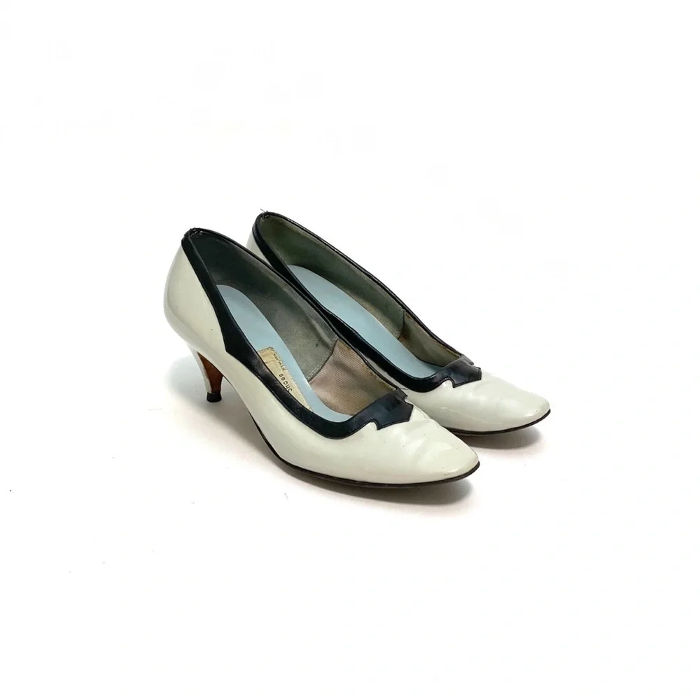Vintage 1960s gray patent leather mod pilgrim heels